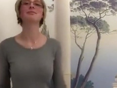 La bourgeoise blonde qui décide de montrer ses vraies talents de cochonne sous un tournage vidéo.