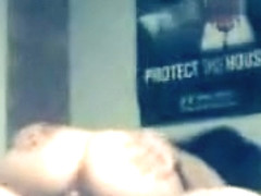 Elle se gode pendant un striptease devant son mec