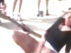 Vier versaute Teenfotzen pissen um die Wette