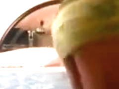 Une allumeuse en mini jupe