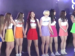 sigan a la de pollera naranja