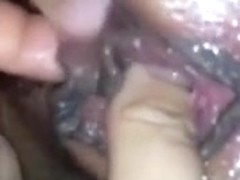 Fistee et sodomiser ma femme mouille abondamment et g�mit de plaisir de se faire defoncer longuem.