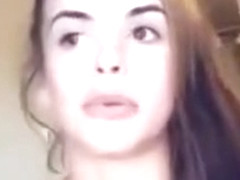 Amateure girl masturbates