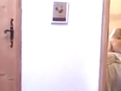 Un voyeur filme un couple en pleine baise en position de levrette sur le lit.