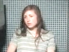 Ragazza si masturba al lavoro e per strada