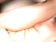 Le black se fait chauffer comme il faut par une petite garce