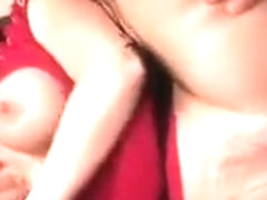 Cette femme m�re excite un jeune avec ses gros nibards