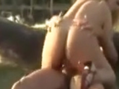 Bombasse br�silienne bien bourr�e au bord d'un lac le soir