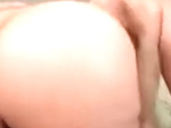 Jolie asiat bbw aux gros seins qui se fait ramoner sur son canap�