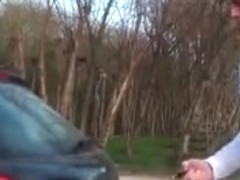 Petite brunette dans une cabine d essayage