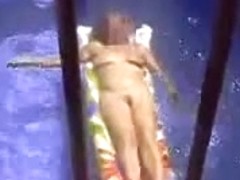 MILF nue dans la piscine