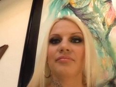 Babe Plugs Her Big Booty