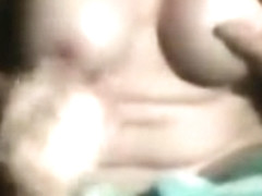 Branl� par sa femme il �jacule sur son tee shirt vert