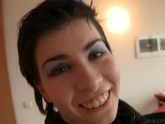 Sexy teen with shaved pussy does professional blowjob