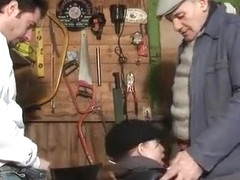 Une partie de chasse qui vire à la baise dans la foret, cette brune salope se fait baiser par Pap.