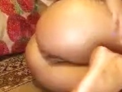 Seksikiss slaps himself on the ass