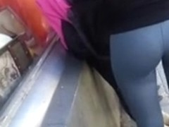 geiler Legginsarsch an der Bushaltestelle