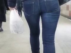 Fast moving MILF's ass in tight jeans