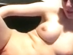 Une jeunette se lime avec un gode dor