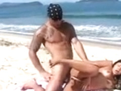 Une belle fille encul�e sur une plage paradisiaque