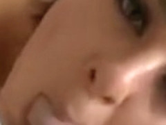 Une anglophone chaudasse se fait �jaculer dans les cheveux