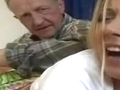 Il donne la fess�e � sa belle fille