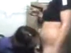 Au boulot une femme de m�nage baise avec deux mecs