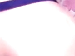 Jeune bombasse allemande pratique la branlette espagnole