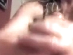 Un gars se filme, branl� par une vieille