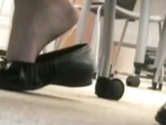 Peeping tom on her feet