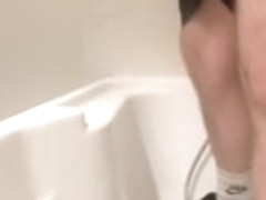 uro : grosse envie de pisser avec mes skets DC, cho7 Nike. Ejac � la fin