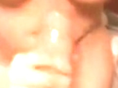 Il �jacule sur les gros seins d'une jeune branleuse