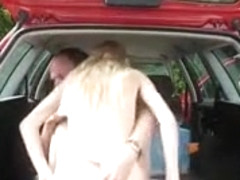 Une vendeuse allemande de Mac Do bais�e dans les bois