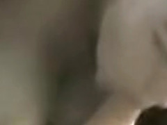 Une meuf aux seins �normes se fait peloter en branlant